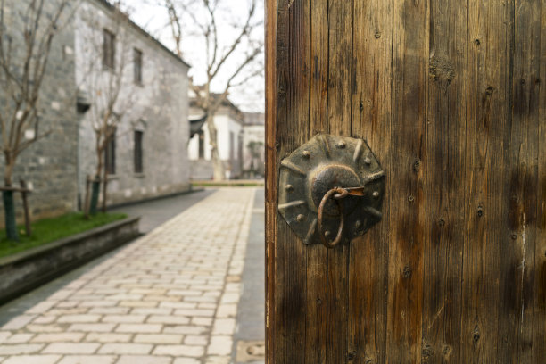 中国古老的木门和复古风格的街道素材图片