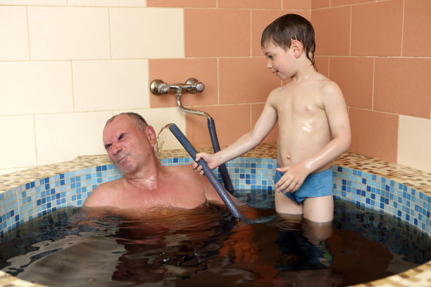 爷爷和孙子在热水浴缸里休息图片下载