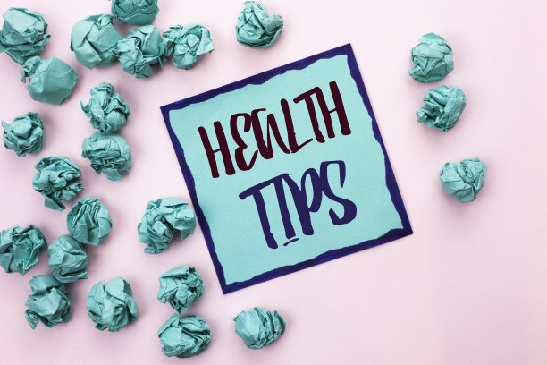 显示健康提示的概念性手写。商业照片文字健康建议建议信息指导提示想法写在便利贴纸上在浅粉色的素色背景。图片下载