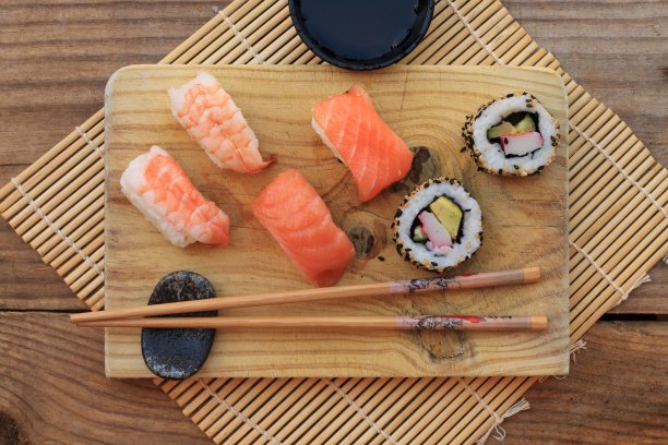 寿司。这道菜是日本料理中最受认可的一道菜，也是国际上最受欢迎的一道菜素材图片