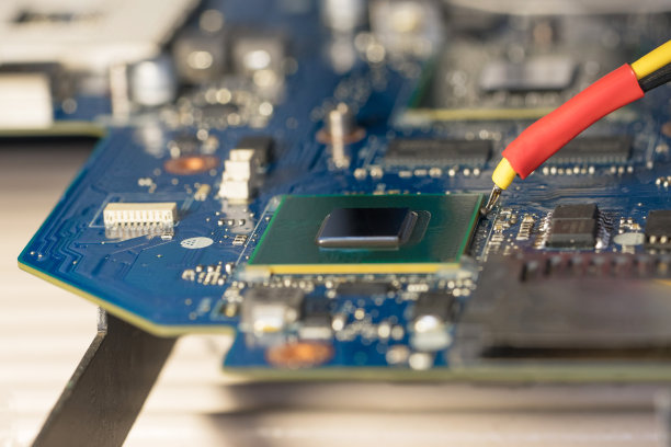 笔记本电脑维修。更换红外焊锡台上的芯片显卡。主板修理照片图片下载