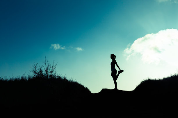 女子跑步后伸展图片下载