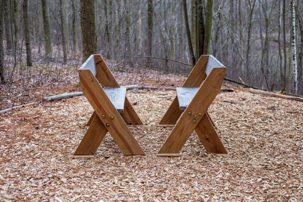 两张长凳面对面图片下载