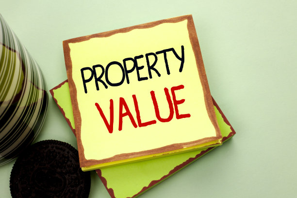 显示财产价值的手写概念。商业照片展示价值评估房地产住宅价值写在便利贴纸上的普通背景杯。图片下载