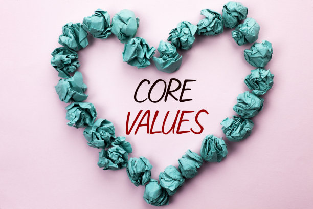 体现核心价值观的概念性手写。商业照片文本原则伦理概念责任代码组件写在简单的背景内心纸球。图片下载