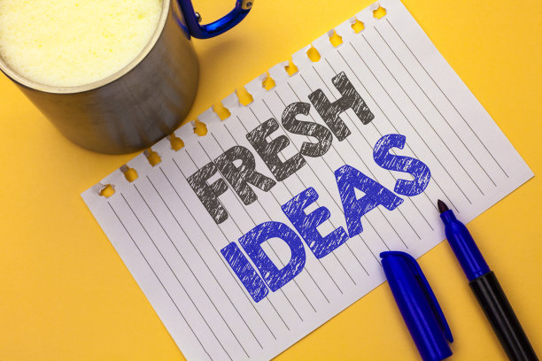 文字标志显示新鲜的想法。概念照片创意视觉思维想象概念策略写在笔记本纸上，背景朴素的咖啡杯和旁边的记号笔。图片下载