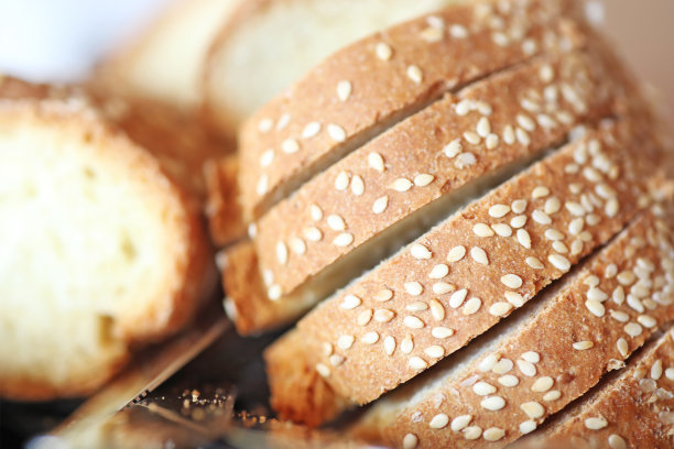 近距离观察希腊餐厅的新鲜烤面包图片下载