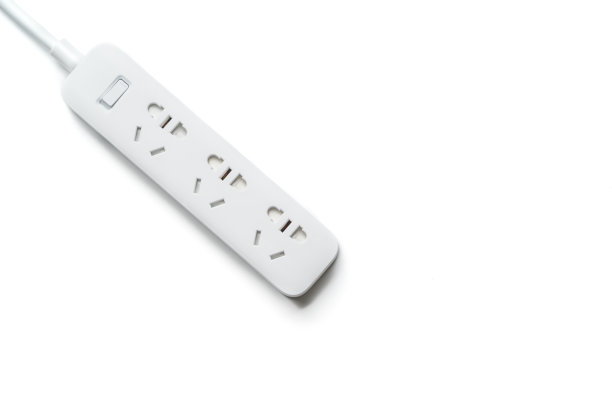 插座和插头电源条白色隔离。节约能源和降低能源效率的理念图片下载
