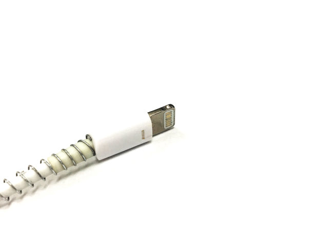 交流电线电缆在白纸背景上为红色图片下载