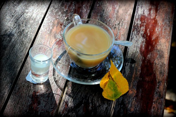 茶杯孤零零地放在旧木桌上图片下载