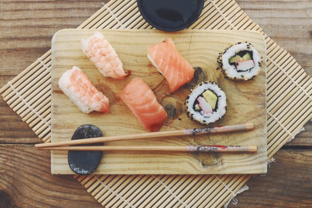 寿司是一种日本菜，用特别准备的醋饭，通常加一些糖和盐，结合各种食材，如海鲜(通常是生的)，蔬菜和热带水果素材图片