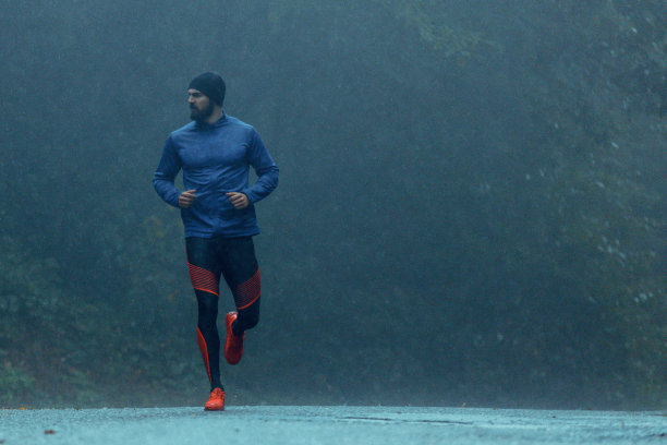 有动力的年轻人在雨中奔跑图片下载