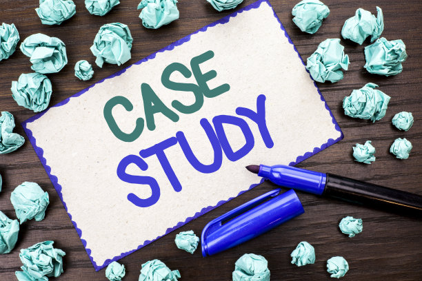 写笔记展示案例研究。商业照片展示研究信息分析观察学习讨论标准写在纸板上的木制背景标记旁边。图片下载