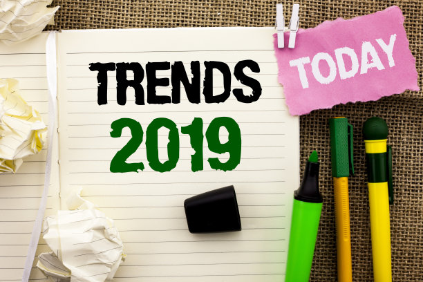 写便条显示2019年趋势。商业图片展示当前运动最新品牌新概念预测写在笔记本上的黄麻背景今天笔旁边。图片下载