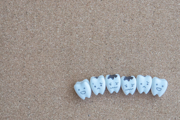 健康概念-可爱的牙齿卡通健康和腐烂的图标上的木制软木背景儿童教育图片下载