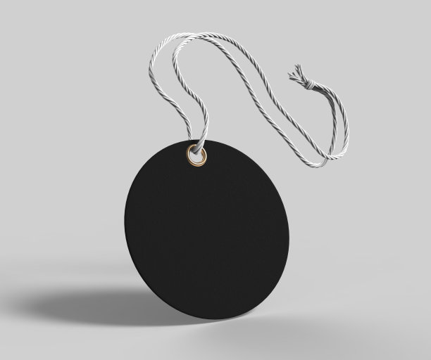 用绳子系着的空白标签。价格标签，礼品标签，销售标签，地址标签孤立在灰色背景。3 d渲染插图。图片下载