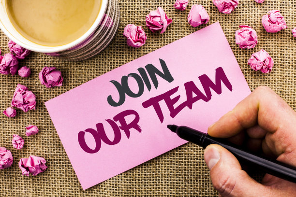 概念手写展示加入我们的团队。商业图片文字成为我们团队招聘的一部分，由手持记号笔的人写在黄麻背景杯的纸上图片下载