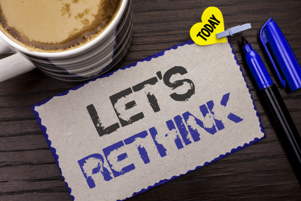 展示“让我们重新思考”的概念性手写。商业图片展示给人们时间来重新思考事情重新设计重新设计写在便利贴木制背景今天咖啡马克笔。图片下载