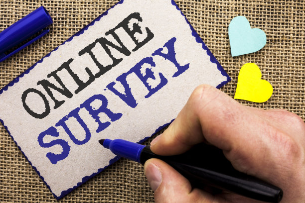 概念手写显示在线调查。商业照片展示数字媒体民意调查客户反馈意见问卷写在便利贴在黄麻的背景与爱心。图片下载