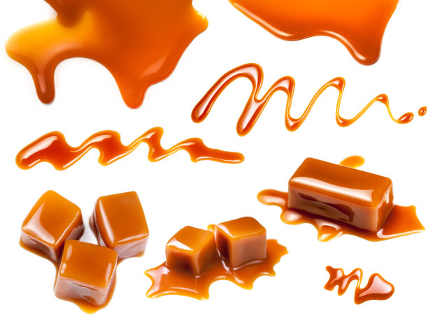 流动的焦糖酱孤立的白色背景。金色奶油糖果太妃糖焦糖液体图片下载