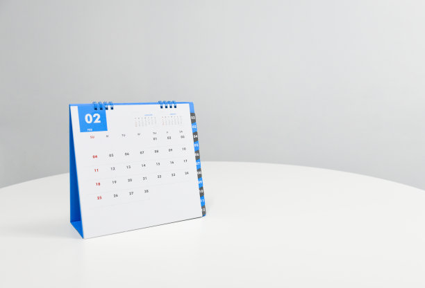 白色的二月日历放在白色的桌子上图片下载