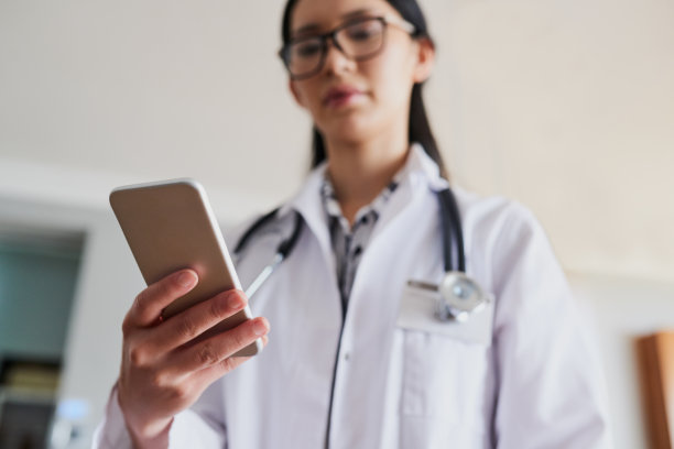 她的手机随时可用图片下载