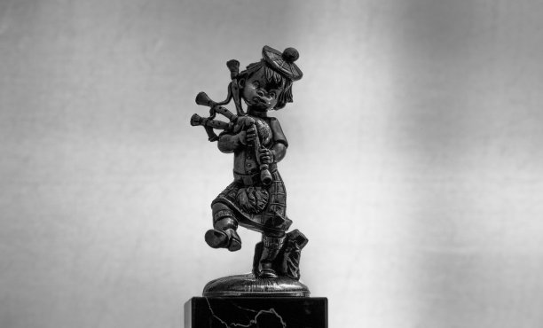 一个风笛手的金属雕像图片下载
