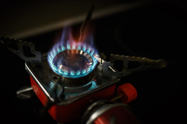 旧的和生锈的便携式煤气炉。图片下载