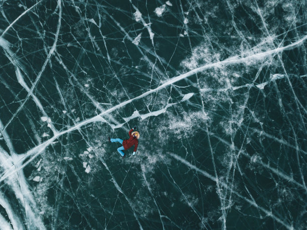 贝加尔湖冰面上的女孩图片下载