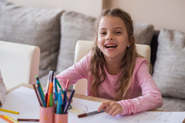 快乐的女孩用蜡笔图片下载