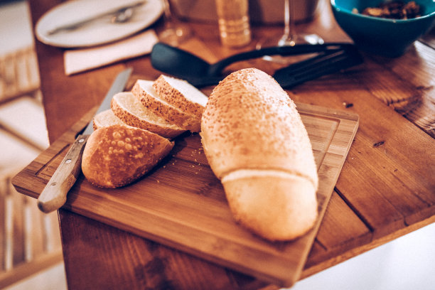 餐桌上的新鲜面包图片下载