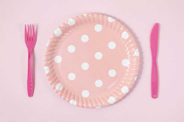 粉红色的餐桌摆设图片下载