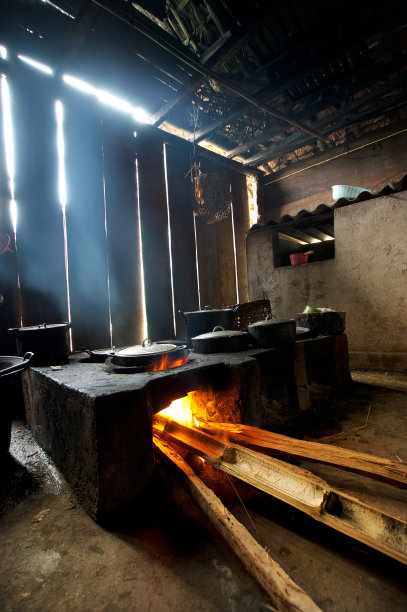 在乡村厨房里用旧炉子做饭图片下载