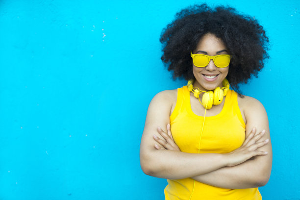 穿着黄色衣服的非洲女人在玩图片下载