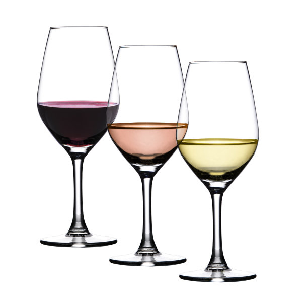 白背景上的酒杯图片下载