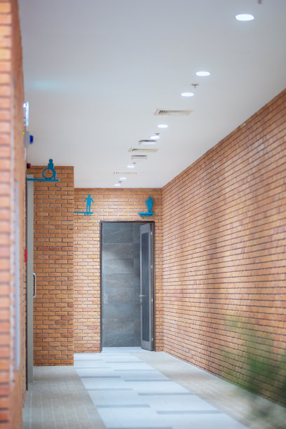 在百货商店或购物中心，洗手间的标志照片图片下载