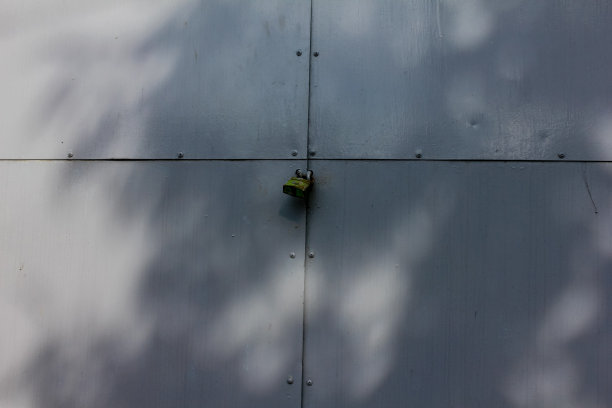 一扇紧闭的铁门图片下载