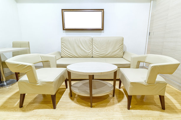 室内有一张沙发。图片下载