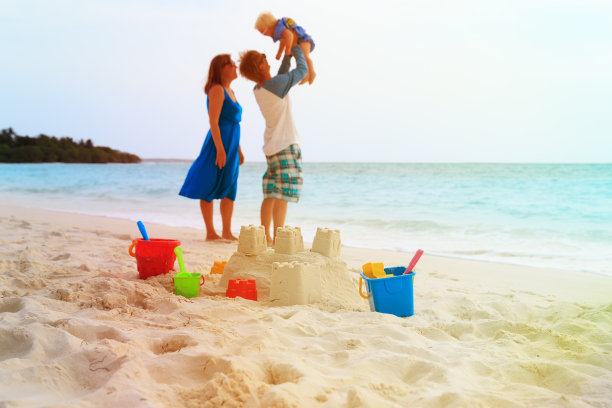 家庭海滩度假-沙堡和家庭在海上图片下载
