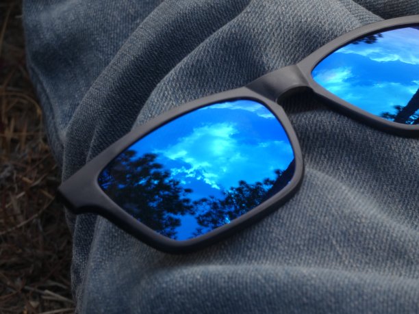 带有景观反射的太阳镜图片下载