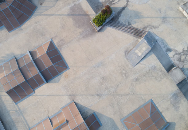 空荡的滑板公园坡道鸟瞰图在城市图片下载