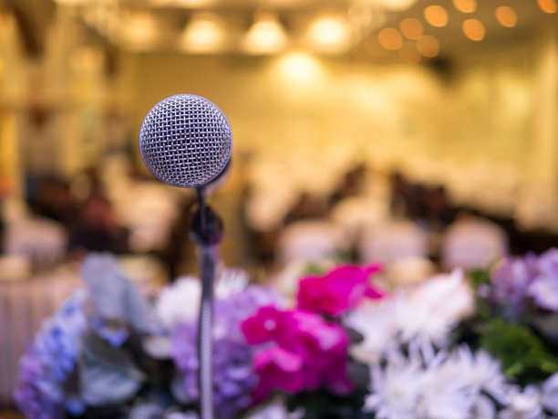 空会议室里的麦克风。图片下载