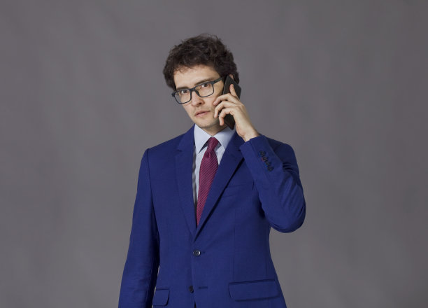 穿蓝夹克戴眼镜的男人在打手机图片下载