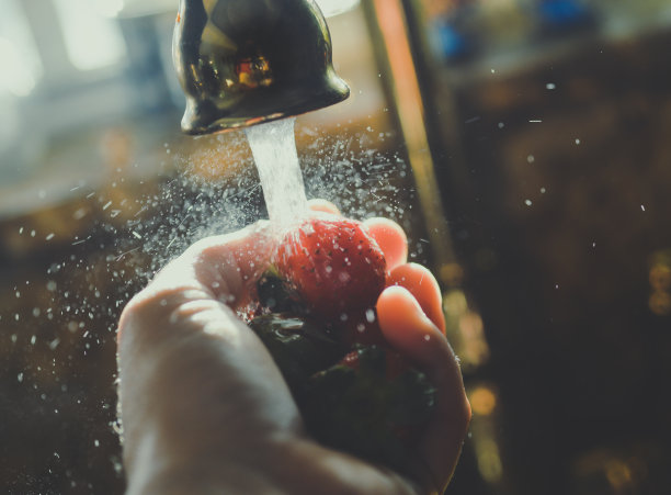 洗草莓素材图片