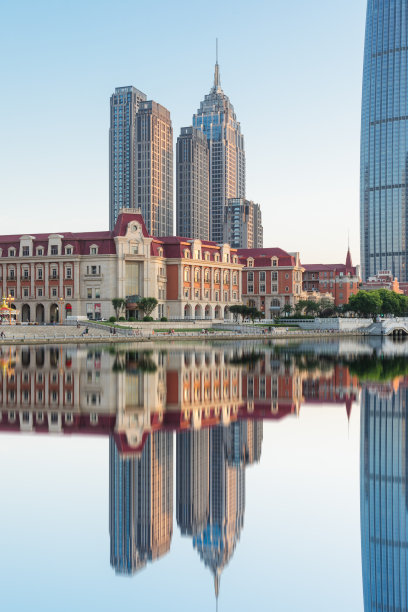 天津金湾广场映衬着晴朗的天空素材图片