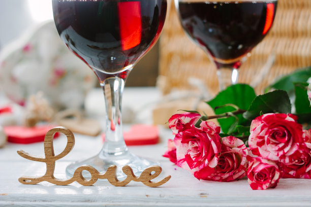 以葡萄酒为背景的情书庆祝情人节图片下载