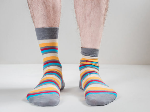 男人的脚穿着有趣的，五颜六色的袜子图片下载