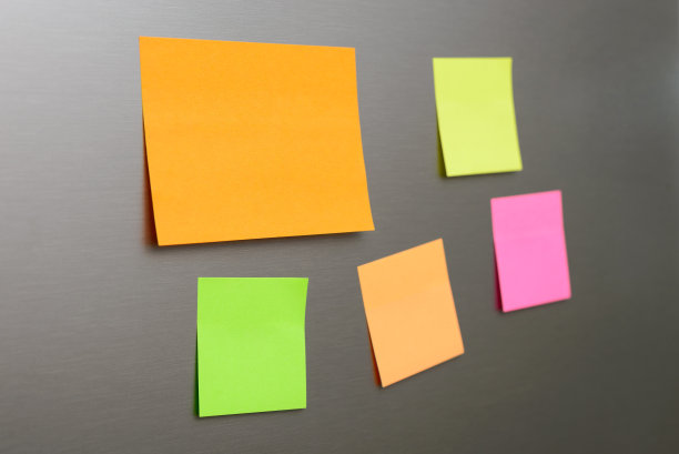 信息纸贴在金属表面。图片下载