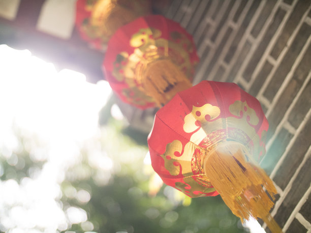 在塞舌尔，中国纸灯笼的灯光在灰色砖砌的木雕拱门上流淌素材图片