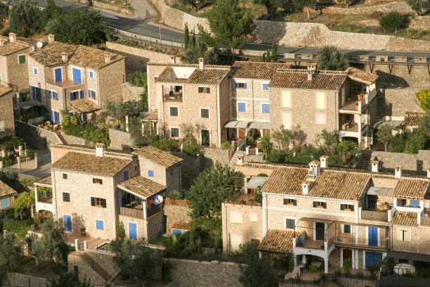 西班牙马略卡岛德亚的房屋和花园图片下载